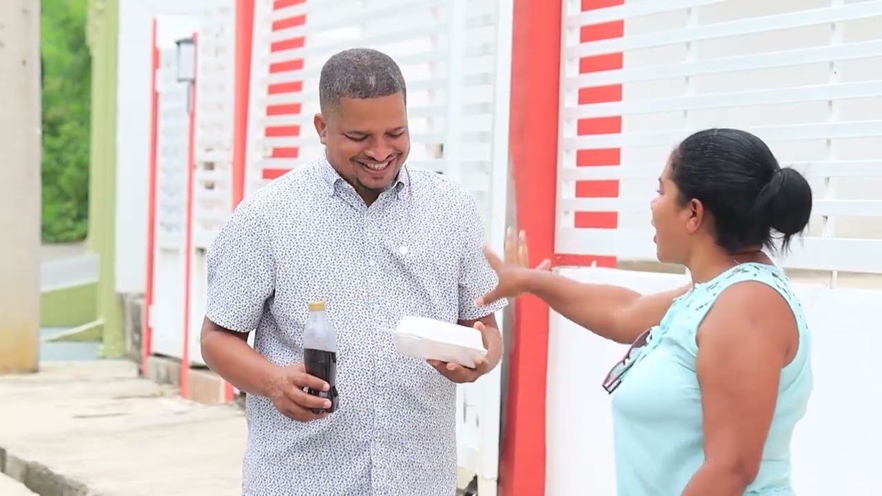 Cada vez que le esta haciendo un mandado a la esposa, Lo olvida