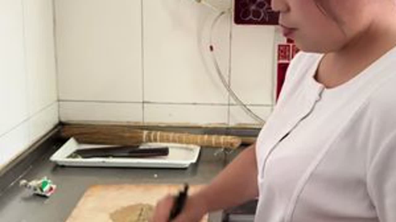 你对别人掏心掏肺，但只要一次不满足，他们就会忘记你的好，反而会对你心生怨恨。#剧情 #村里那些事 #稻庄碎戏