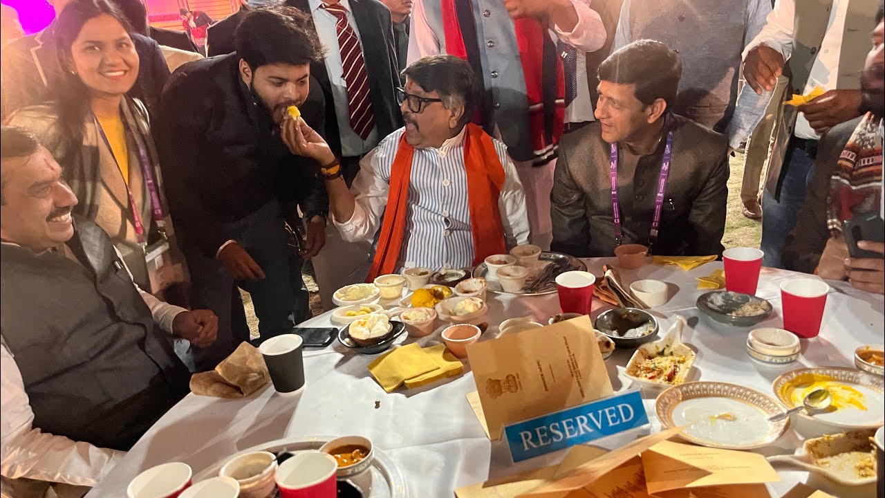Kalash ji ne khilaya Narendra Saluja ko laddu