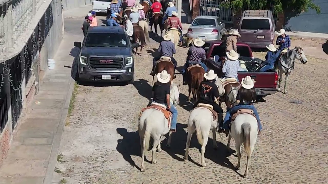 Cabalgando Hacia el Terrero Del Refugio.  