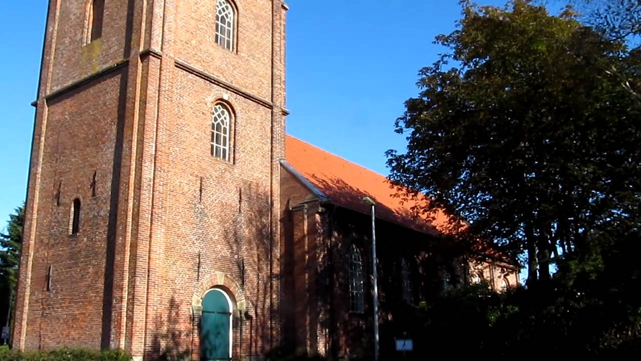 Neermoor ( Moormerland / Ostfr. ) Schlagen der Turmuhrglocke und danach Läuten der Hauptglocke