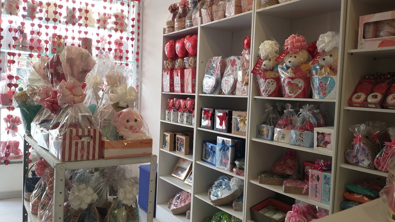 A loja está bem romântica e cheia de presentes lindos💕💕