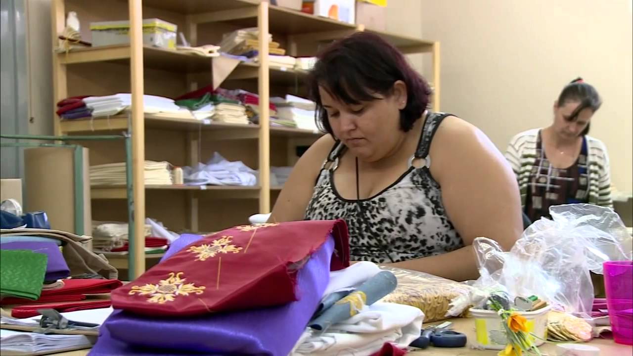Veja como é feita a vestimenta dos Padres