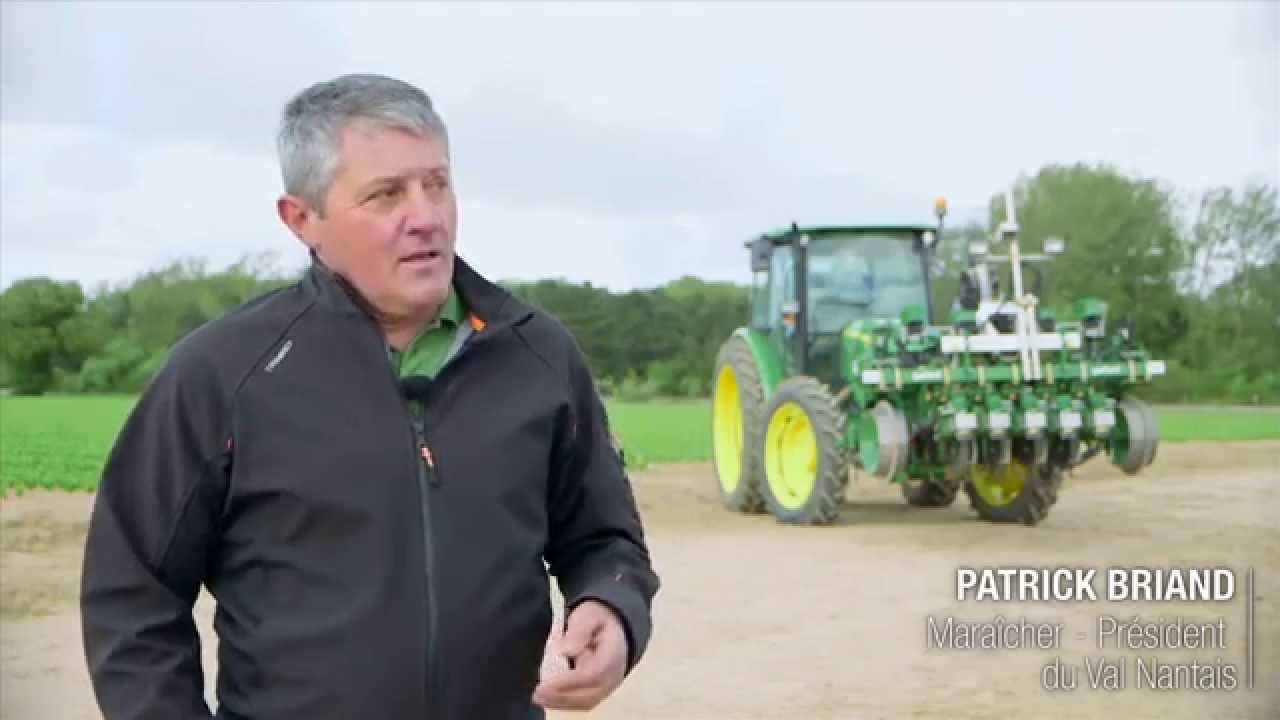 Une bineuse pour d&eacute;sherber entre les rangs et entre les plants