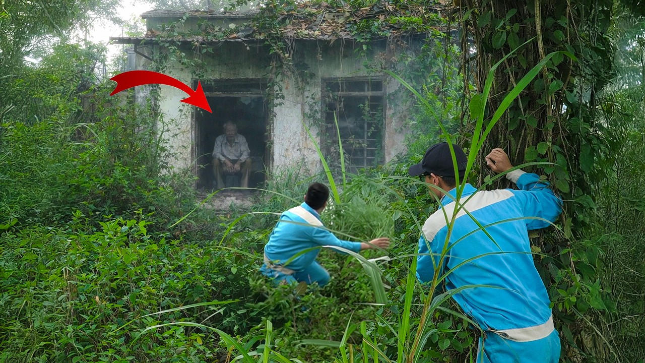 Time Lapse: Cleaning an Abandoned House – Workers Freeze When a Mysterious Old Man Appears! 😱