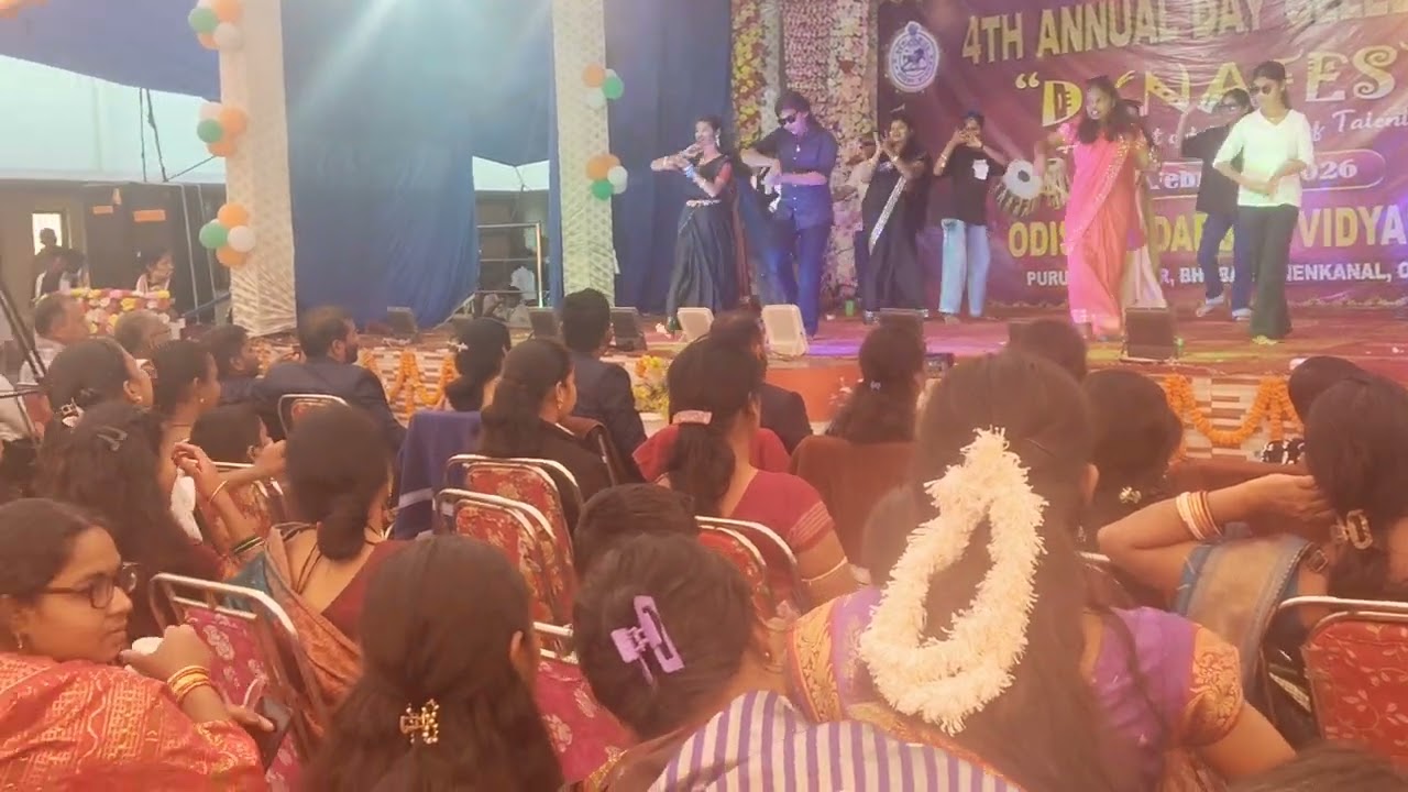 Dance of ours look at me side mein hoon boys get up mein 🖤 black shirt and pant 😃