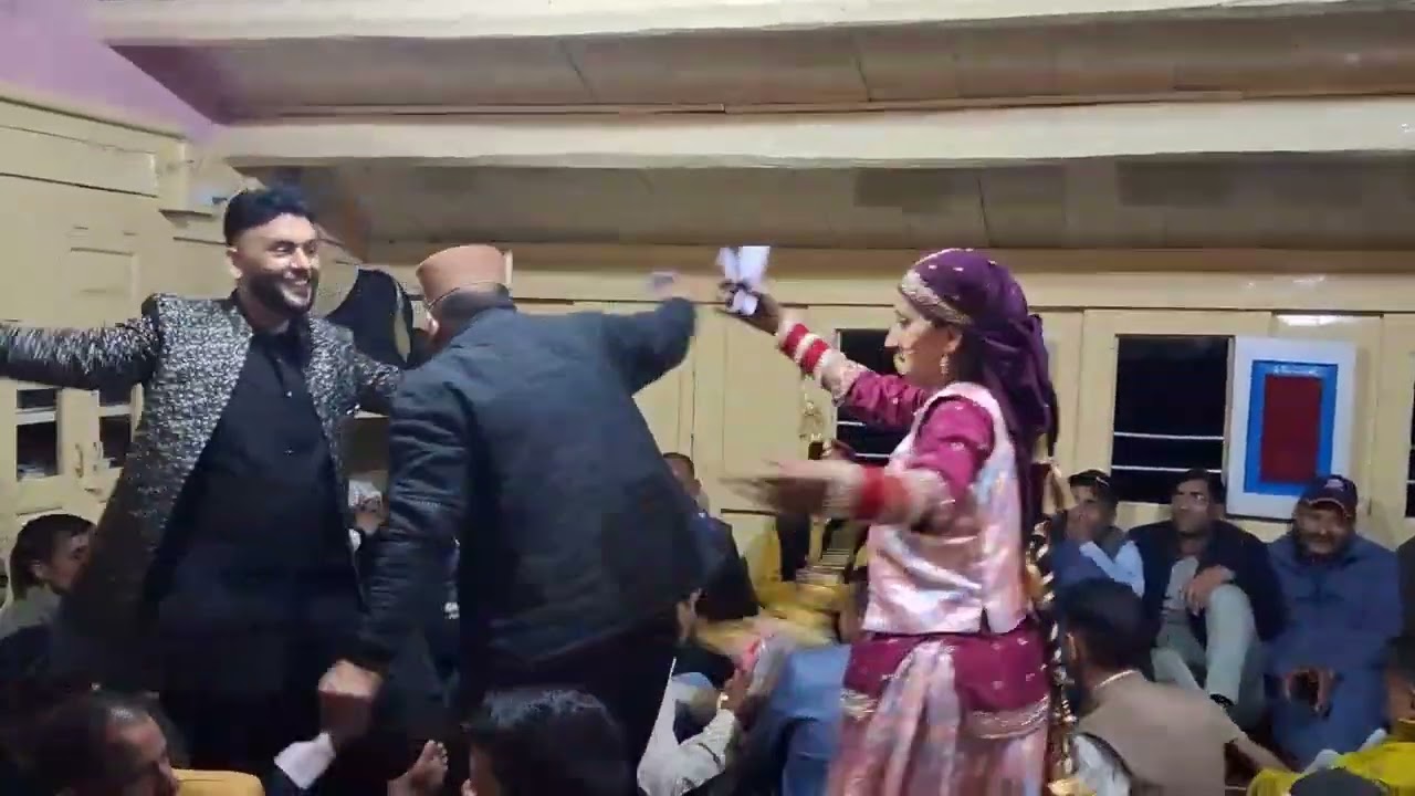 दूल्हे और दुल्हन (छोटी बहन) का प्यारा डांस। पहाड़ी स्टाइल 🥰🥰🥰