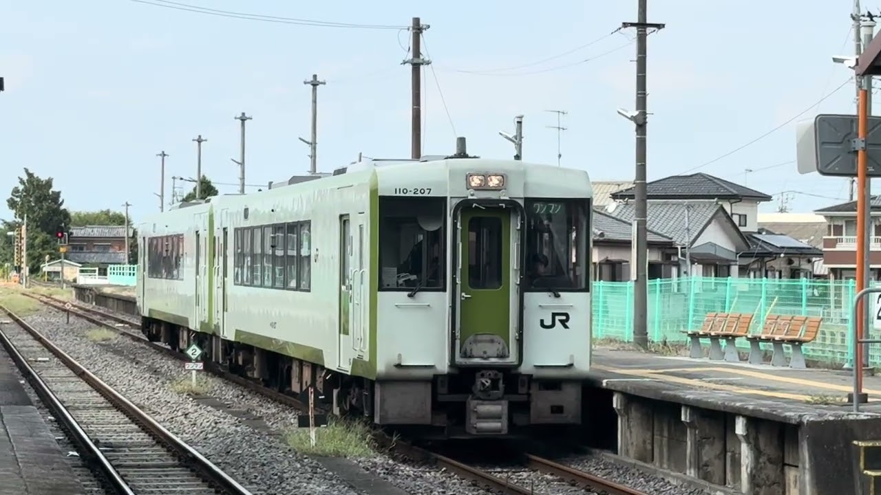 キハ110系200番台クン207号車+クン221号車が児玉駅を入線、発車するシーン