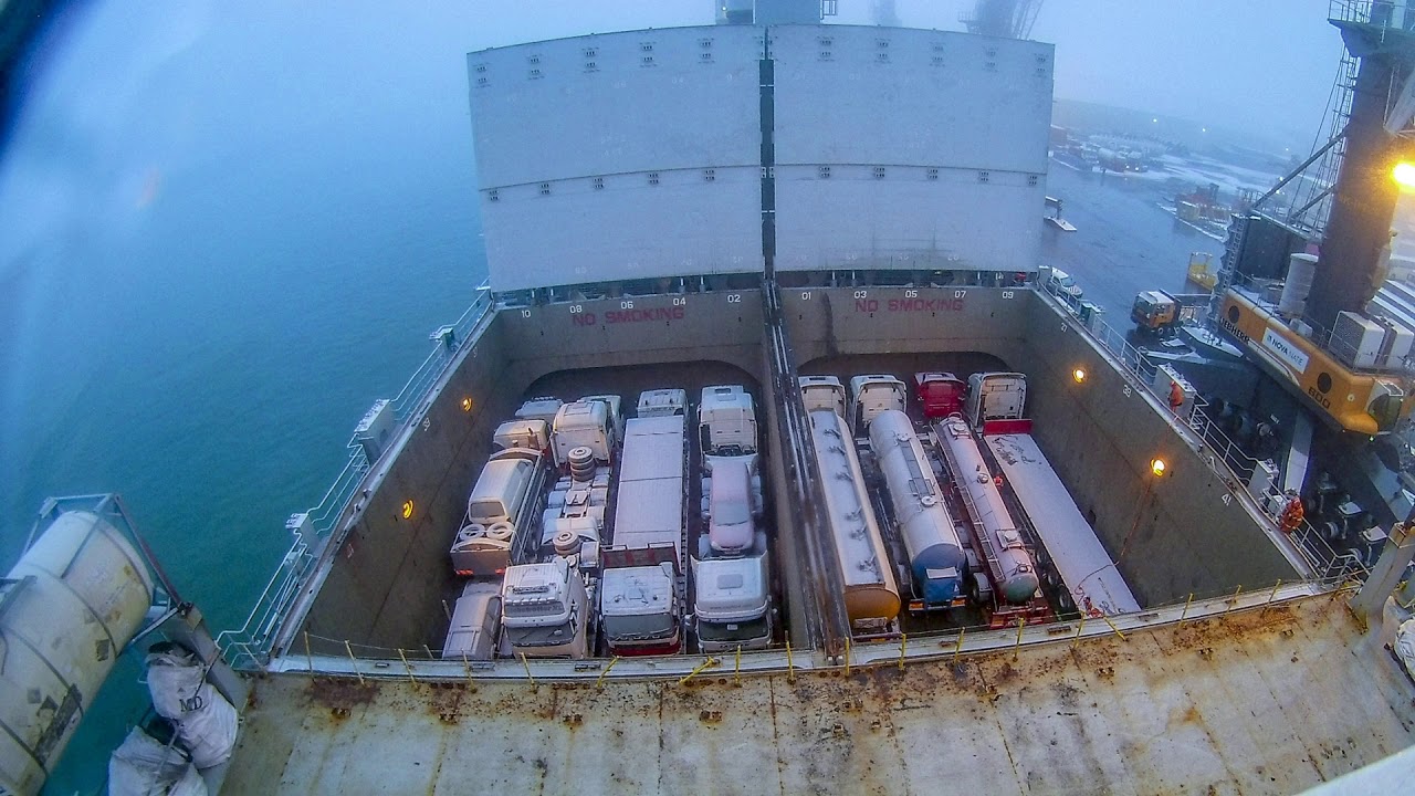 Zeitraffer vom Beladen eines Schiffes mit LKWs