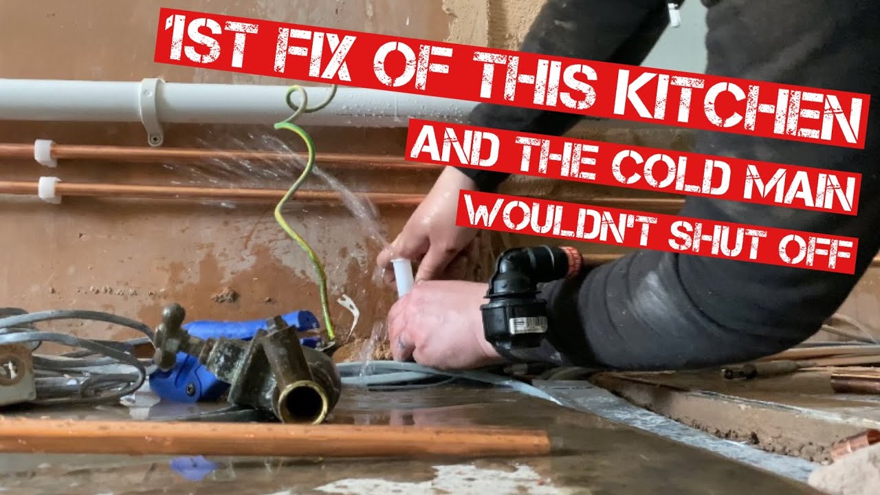 FIRST FIX PLUMBING ON THIS KITCHEN & HOW TO CUT INTO A  COLD MAIN THAT WOULDNT SHUT OFF COMPLETELY..