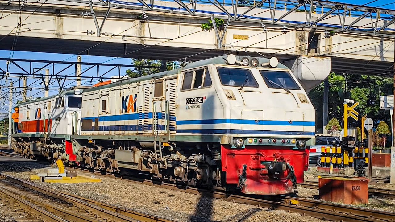 DAPAT MOMEN TAK TERDUGA‼️PASUKAN KERETA PAGI HARI PADATI STASIUN LEMPUYANGAN
