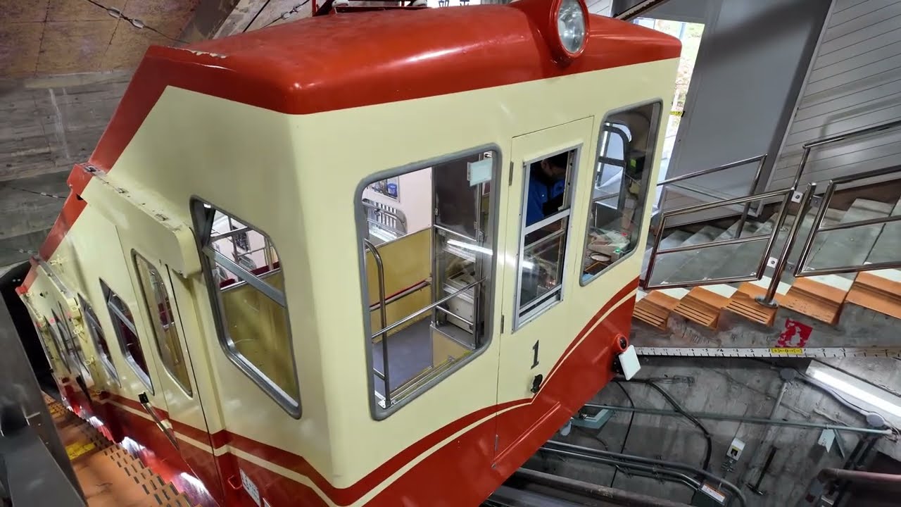 立山黒部アルペンルート：黒部ケーブルカー 黒部平駅～黒部湖駅
