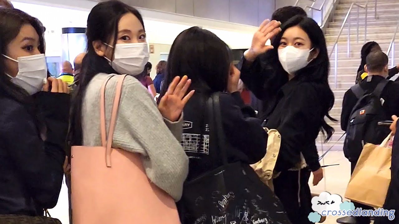 [FANCAM/직캠] 221016 MOMOLAND 모모랜드 (Hyebin/Jane/Nayun/JooE/Ahin) - Departure from L.A. at LAX Airport