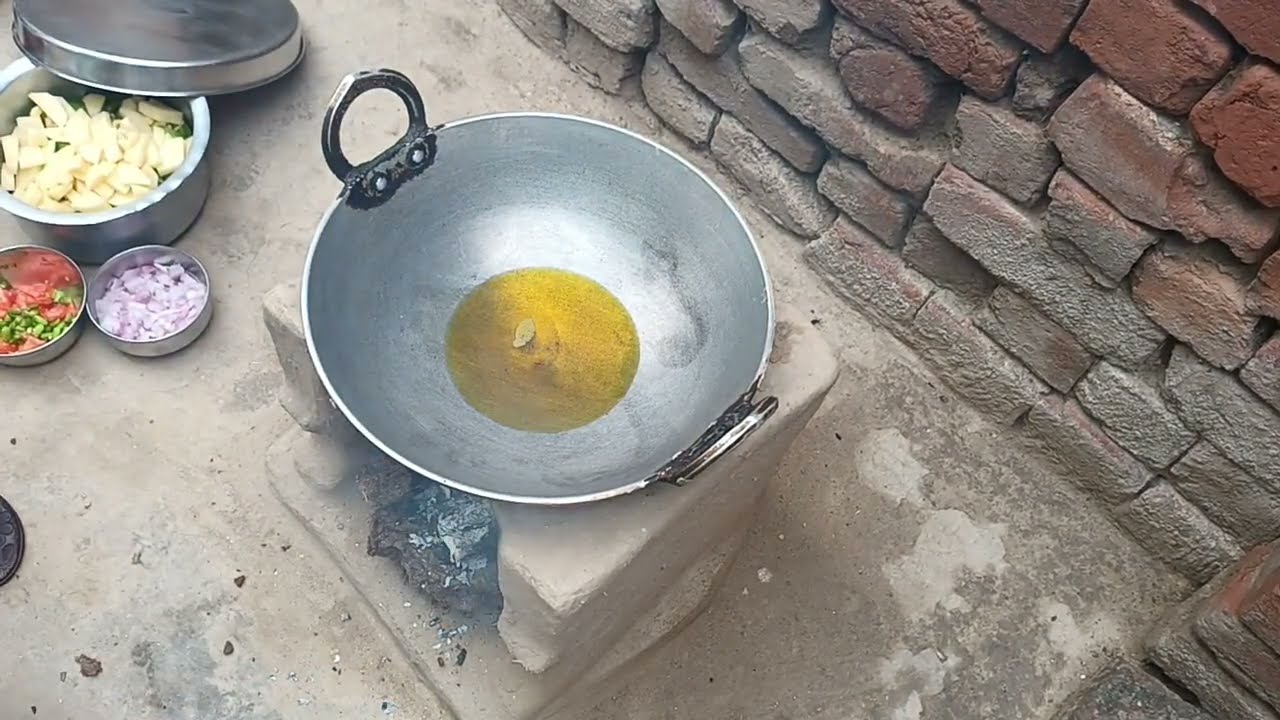 आज हमने देसी चूल्हे पर क्या बनाया😋 ऑनलाइन साड़ी कितनी प्यारी आई!gaon ki life daily vlog ♥️#vlog