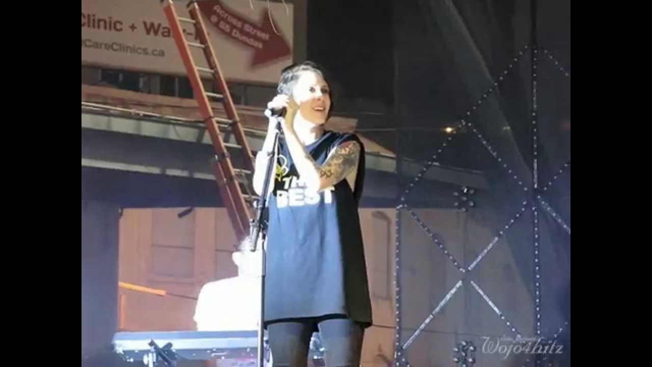 9/12 Tegan & Sara - 45 Second Interpretive Dance @ World Pride, Toronto, ON 6/29/14