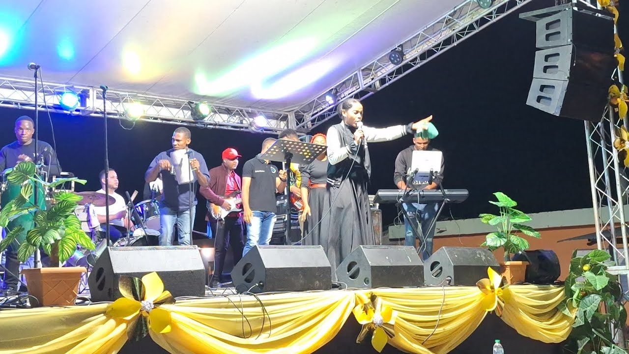 Ana Julia Ramírez canta coros de fuego temas está noche hay guerra suscríbete y Dale