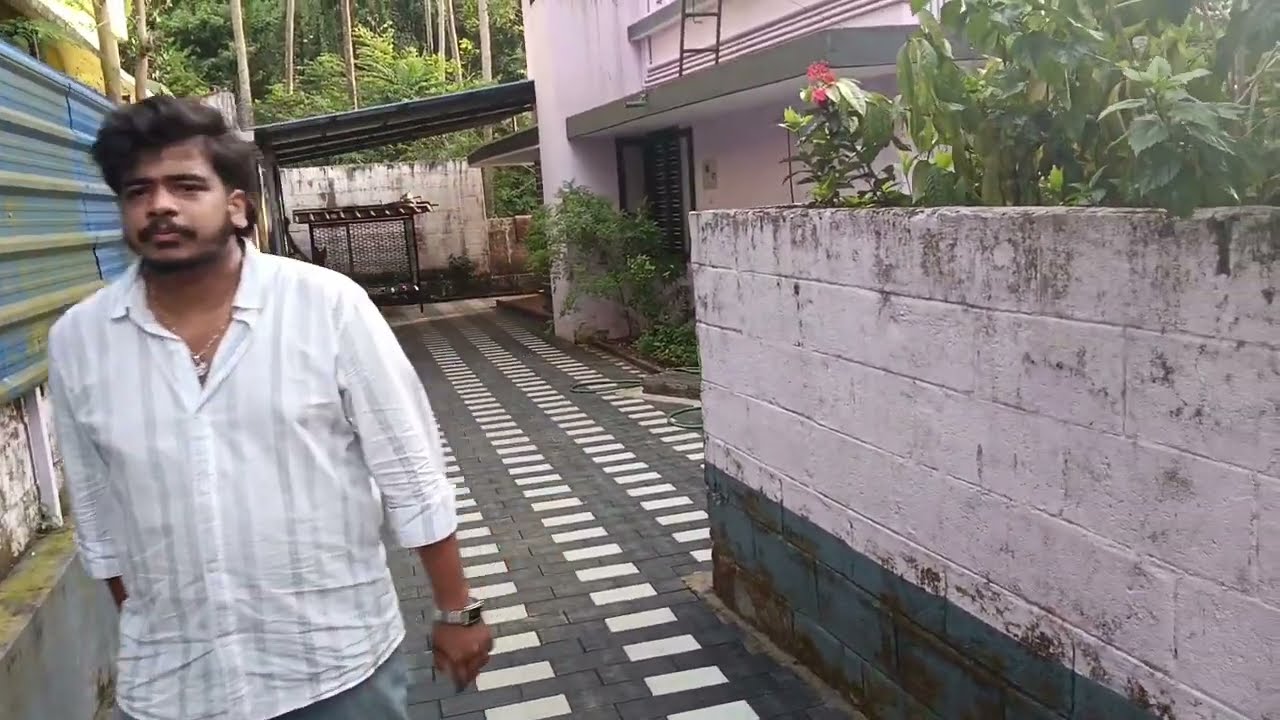 PALAKKAD Dt KULLAPULLI 2 KM HIGHWAY TO  PATTAMBI  ROAD  HOUSE FOR SALE CALL 9074434350
