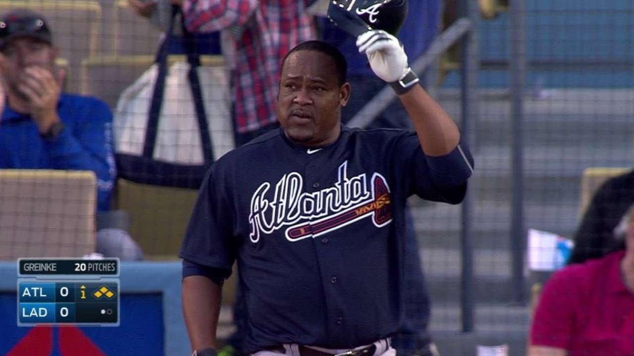 ATL@LAD: Uribe steps to the plate in his Braves debut