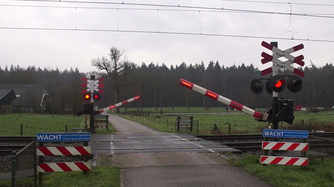Spoorwegovergang Deventer // Dutch Railroad Crossing