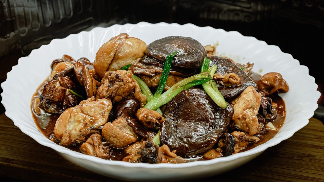 廣東話影片｜香菇燉小雞｜不同事先醃製，一樣能做到嫩滑效果｜簡單易做，只要在燜煮過程做適當調味，就能登上大雅之堂的家常菜｜簡單浸發香菇，只要加一程序，就能夠有如新鮮香菇的口感。