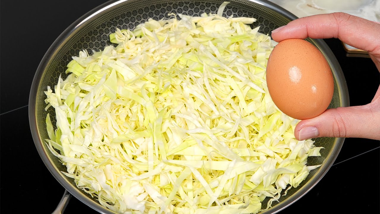 Просто вылейте яйца на капусту! Быстрый и невероятно вкусный рецепт!