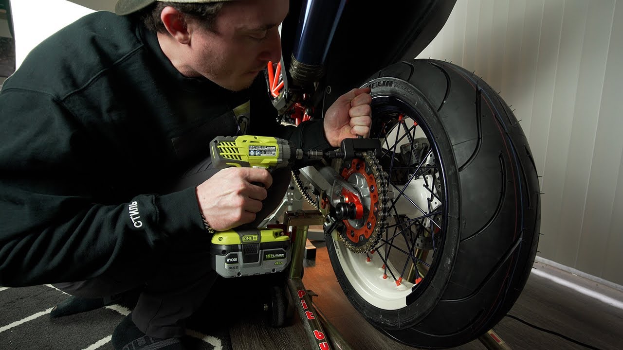 Installing a new chain on my KTM 690 SMC R