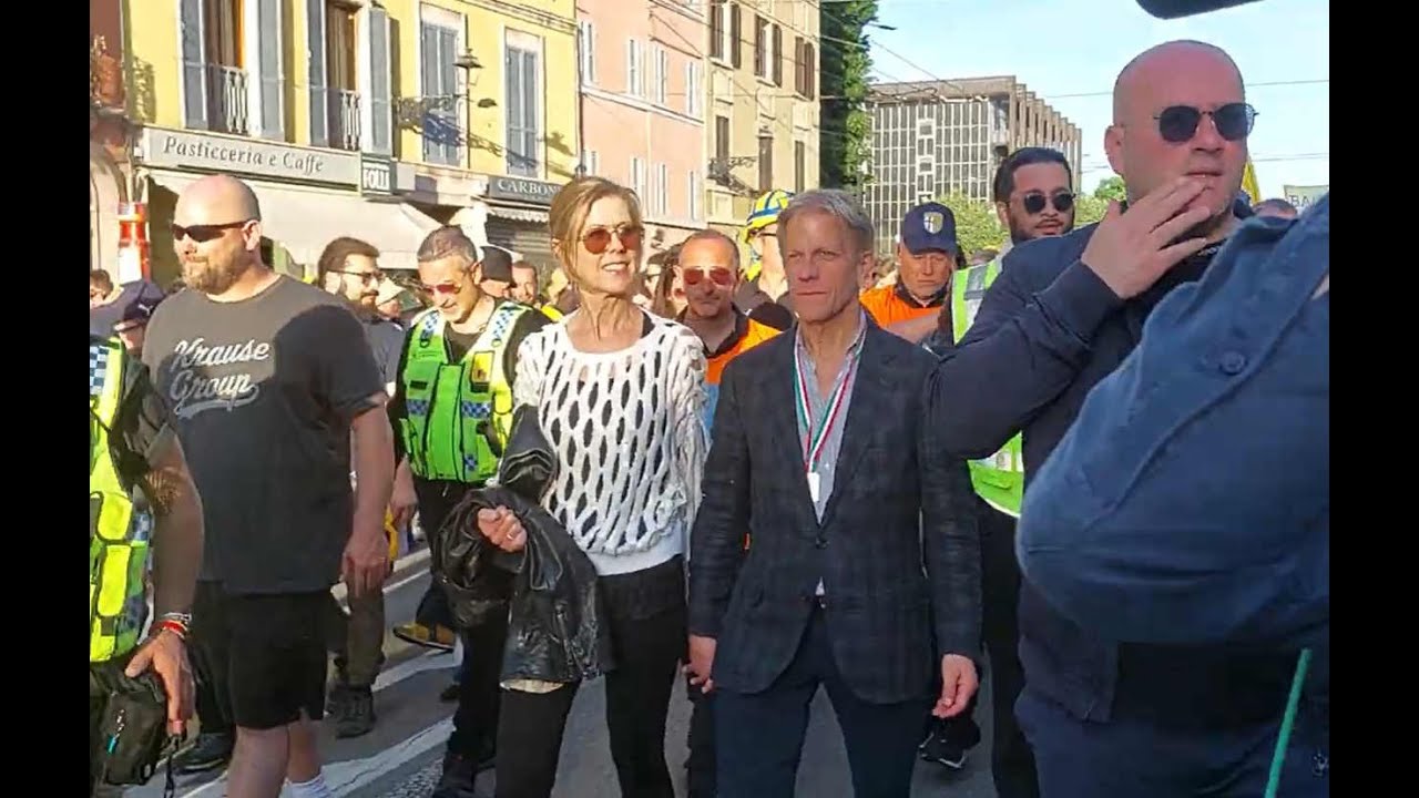 Corteo Parma in A con arrivo in Piazza Garibaldi di Krause e della squadra