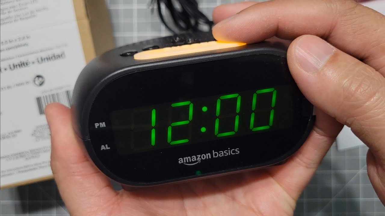 Ночник-будильник Amazon Basics зеленого цвета, подключаемый к розетке.