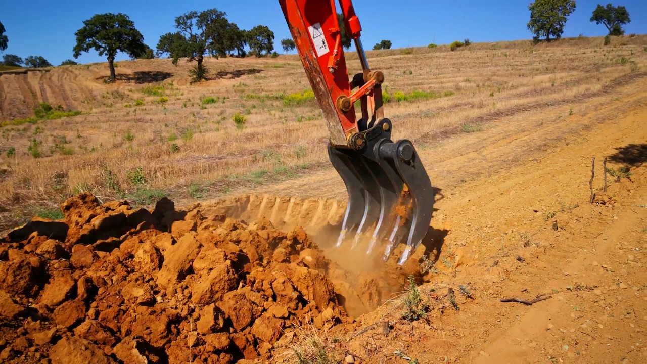 Multipper , scasso terreno con ZX 240 parte 2/3