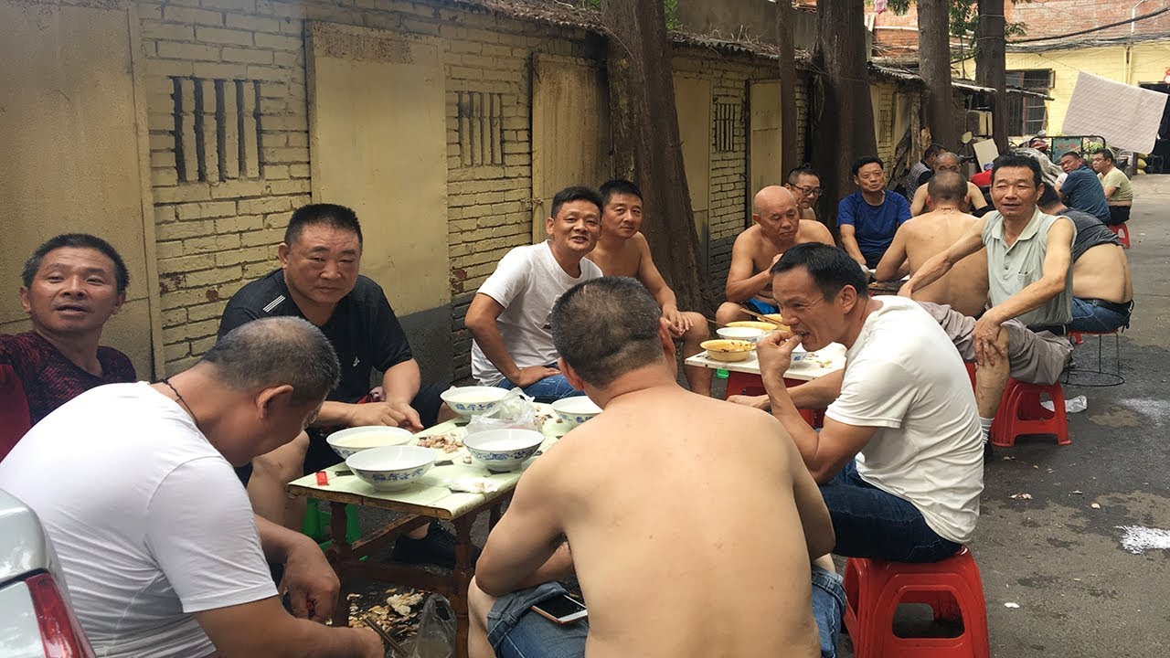 實拍湖北襄陽喝早酒，早晨5點開喝！顧客坐滿巷子口，大碗喝酒太過癮【饞貓探店】