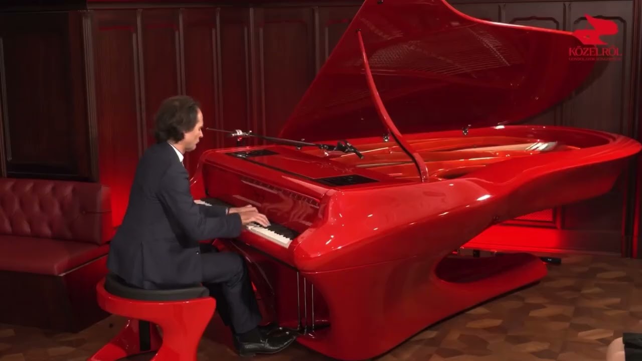 Gergely Boganyi plays Franz Liszt Liebestraum