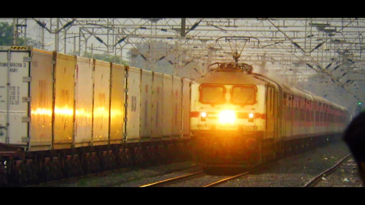 Early Morning Trains Through Busy Hoshangabad Station !!