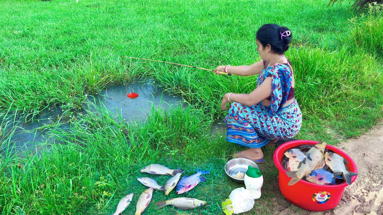Fishing Video🎣🎣 || Beautiful Village Women Fishing In Rain Using Hook Catch Many Fish In Mud Water
