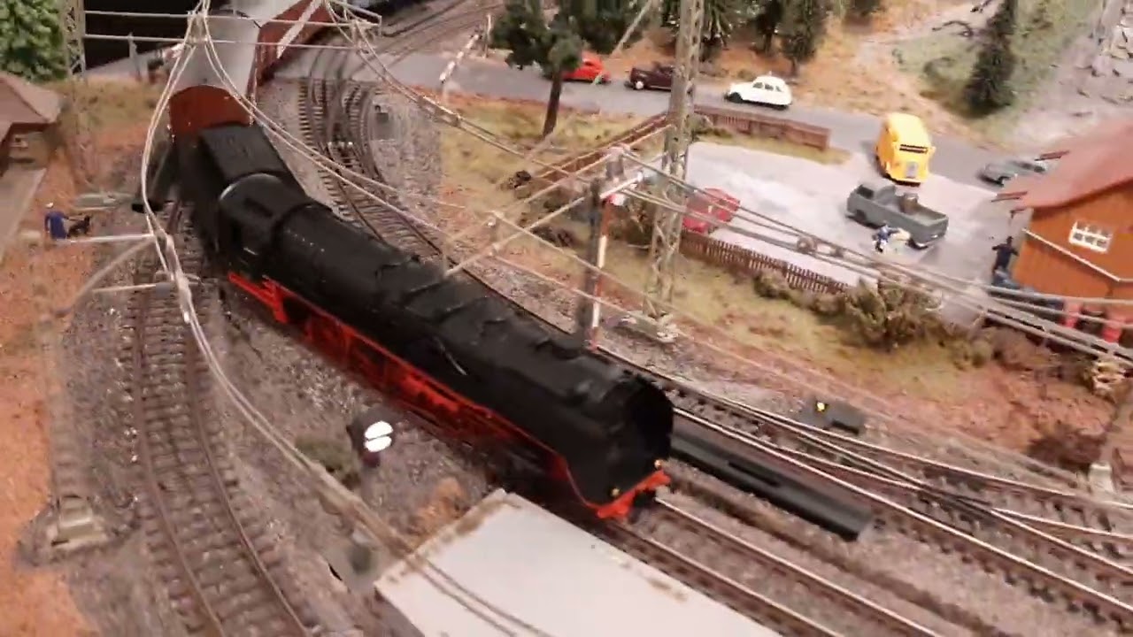 BR45 mit Güterzug gibt sich die Ehre.