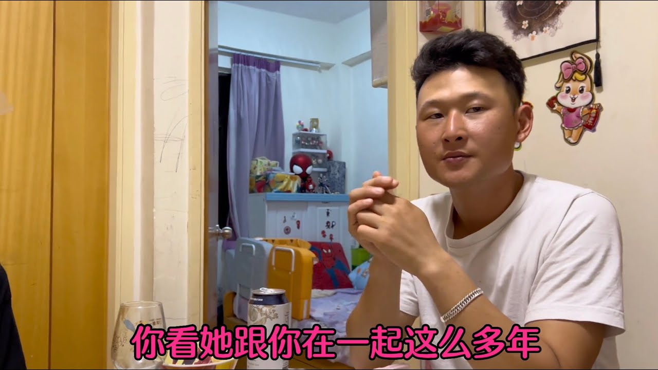 香港顶板小伙为感谢微笑拍他视频，做了满满一桌菜招待微笑和胖军