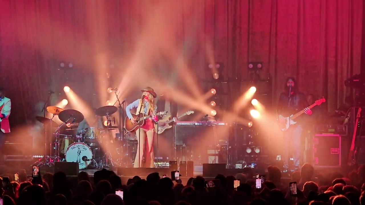 Lainey Wilson  - Watermelon Moonshine/Strawberry Wine (D Carter cover) - O2 Academy  - 10.03.2024