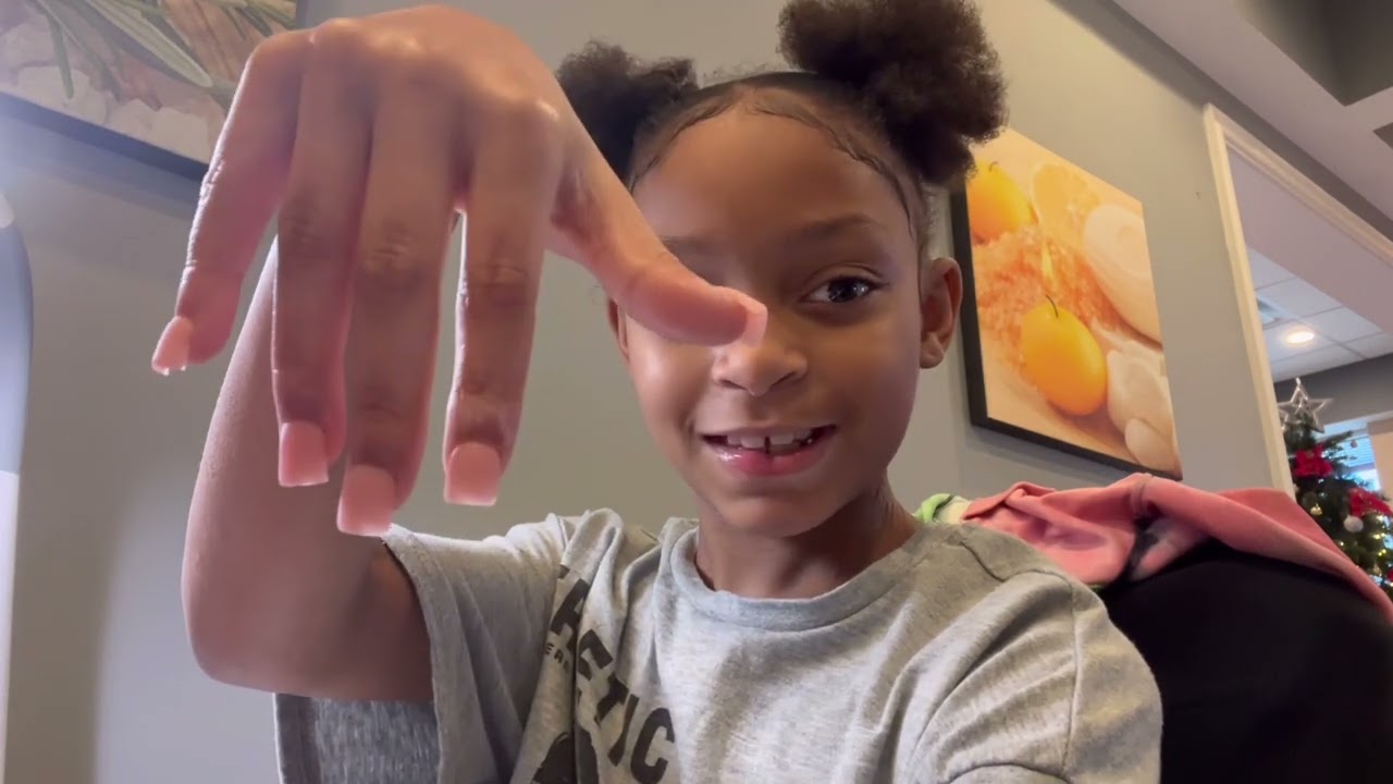 VLOGMAS: DAY 7 | BIRTHDAY NAILS FOR LAILA 💅 #labkidz #vlogmas #vlogmas2024