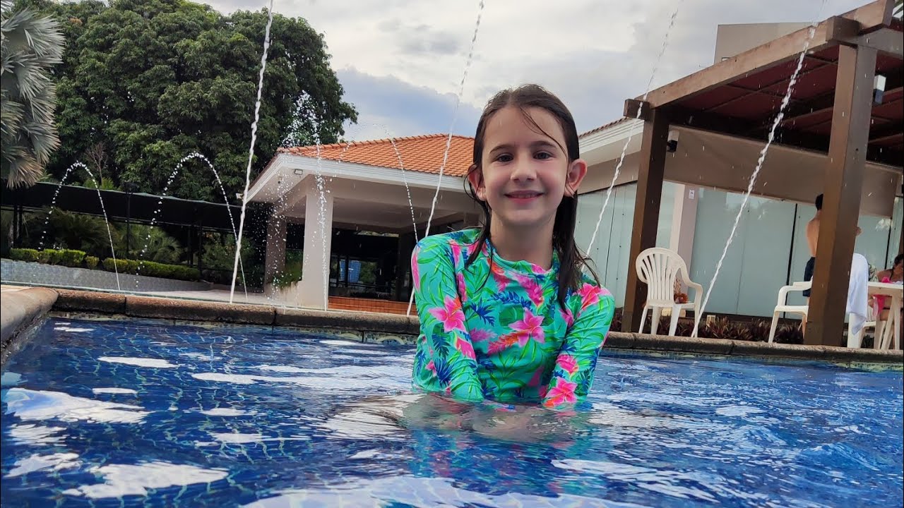 Isabelly mergulhando na piscina 