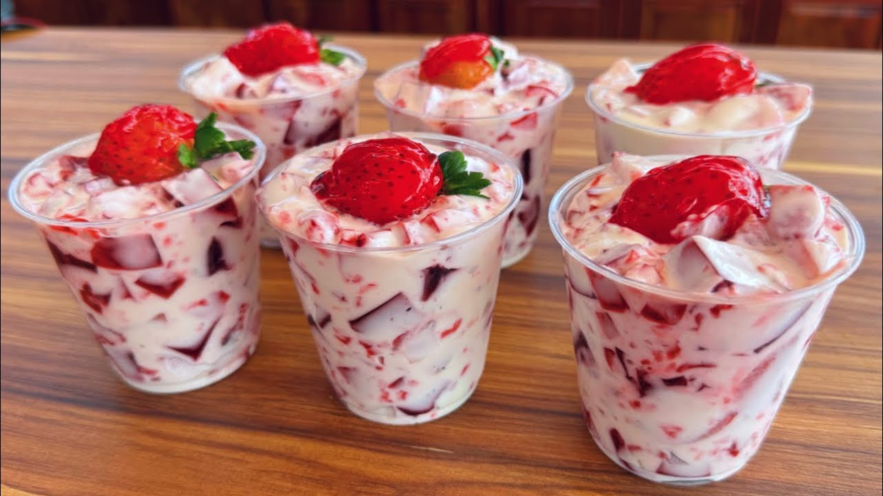 Postre de gelatina con crema y fresas 🍓 POSTRE MUY FÁCIL