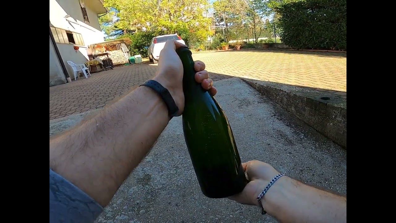Sboccatura alla glac&eacute; spumante Metodo classico Garganega 18 mesi sui lieviti. Glac&eacute; disgorging.