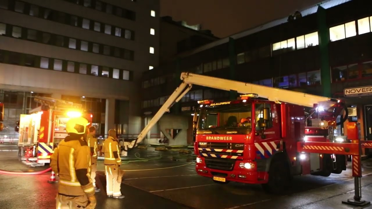 Middelbrand bij dak bloemenveiling