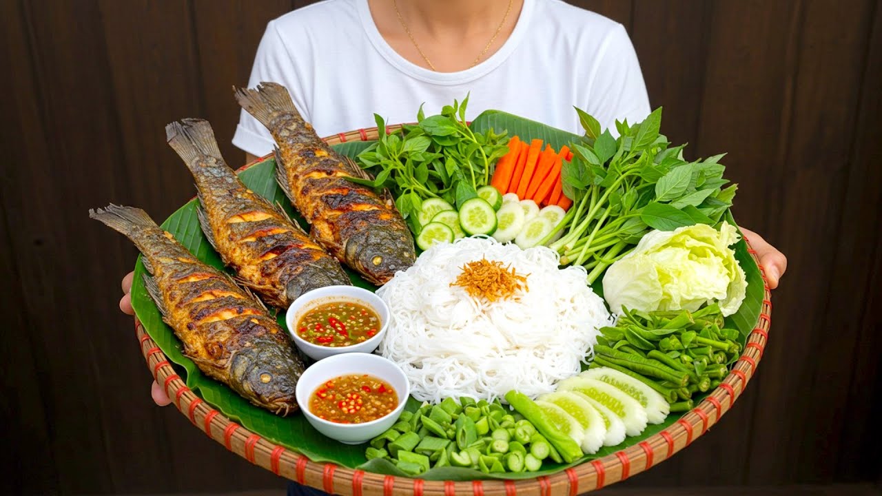Famous Rice Noodles with Fermented Fish Sauce! Must-Try Street Food Near Angkor Wat! 🇰🇭