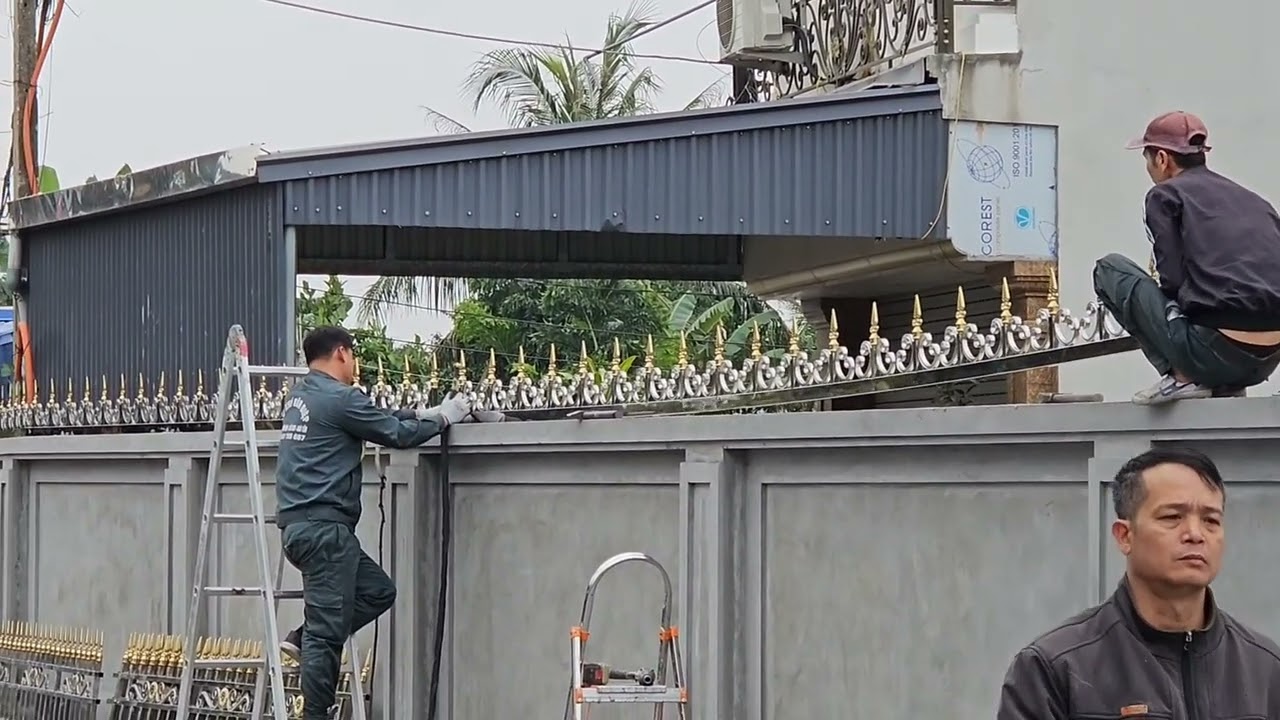 Anh em đang lắp hoa lốc tường bao đẹp.