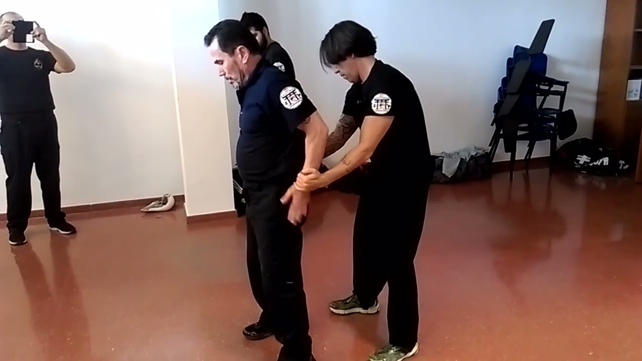 Explicando t&eacute;cnicas de defensa policial -3. Maestro Jos&eacute; Coello.