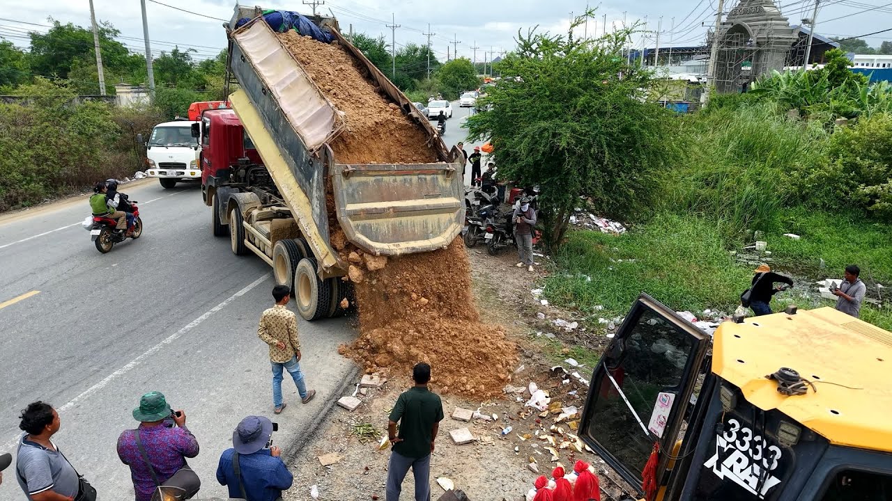 Nicely Video HYUNDAI dump truck 25Ton unloading soil landfill with bulldozer SHANTUl working push 