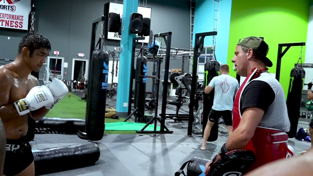 Tyrone Spong back in the gym cracking pads with Henri Hooft in 2020