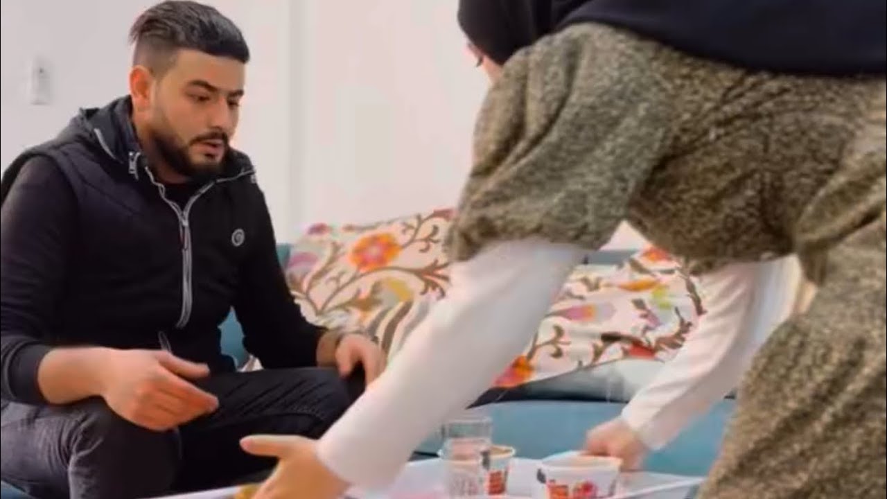 اول لما حماتها دخلت عليهم شالت الاكل من قدامها    شوف رد فعل الزوج !