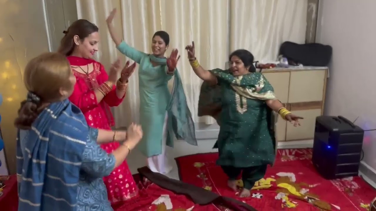 करवा चौथ की खुशी  मनाते हुए हम सभी परिवार के मेम्बर 