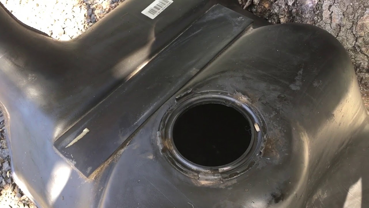 Замена топливного насоса Holden Commodore Berlina VT 1998 года