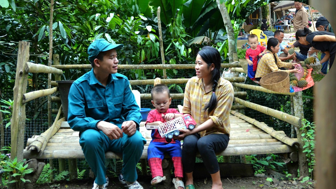 The single mother was delighted when the police came to visit and stayed with her.